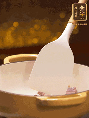 油溫7成熱，下蒜末、咸肉略微煸炒，再下絲瓜