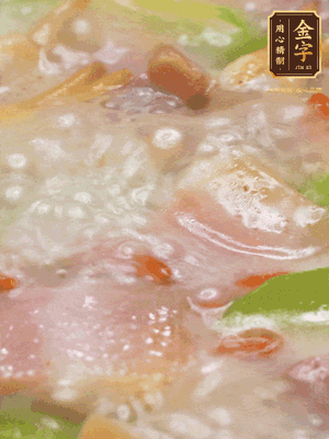 最后下蟶子，一點白胡椒調味，煮到白色湯汁出來。撒點枸杞點綴