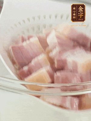 金字淡咸肉、排骨分別加料酒、蔥、姜冷水下鍋焯水，水開撇去浮沫撈出。