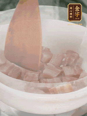 砂鍋內咸肉微微煸出香味，再倒入開水。放排骨滾開后轉中小火篤30分鐘。（水盡量一次加足，以免中途加水沖淡鮮味。這一步是湯底濃白的關鍵）