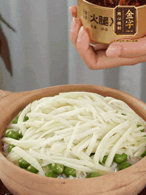 到水微干，放上豌豆、茭白絲。

