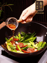 下蒜苗炒軟，沿鍋邊烹入一勺料酒，加醬油、蠔油、白糖調味炒勻