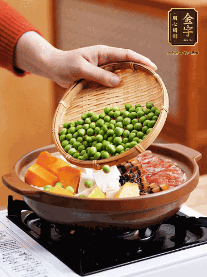 再鋪上臘腸、醬油肉、豌豆，小火煲6分鐘