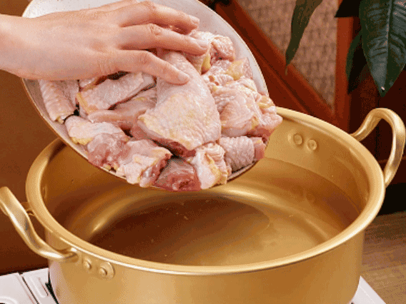 雞肉冷水下鍋，加蔥姜焯水