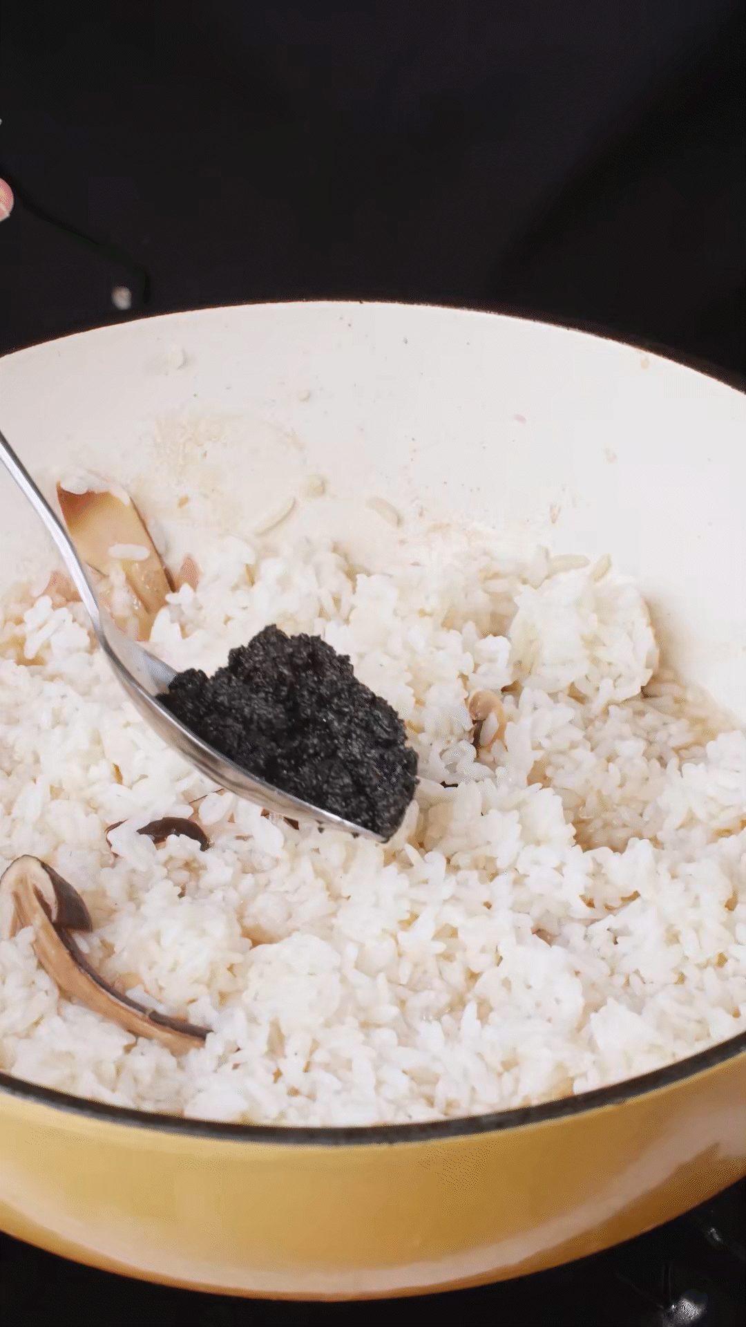 底油放入洋蔥爆香后加入黑皮雞樅菇、口蘑，用白葡萄酒增鮮
