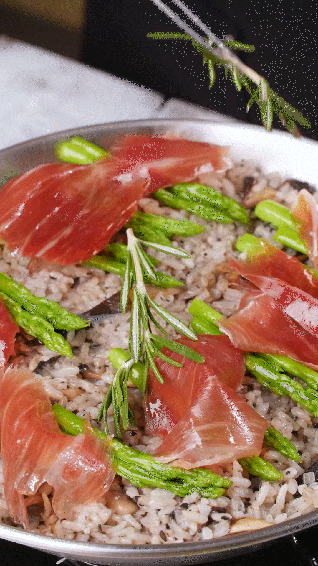 放上巴瑪火腿和蘆筍、點綴迷迭香、三色堇