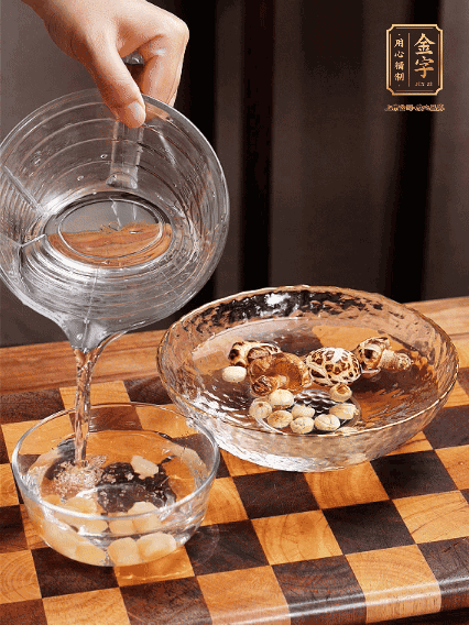 將雞肉、鮑魚、蝦仁焯水，冬菇、蓮子、干貝泡發(fā)