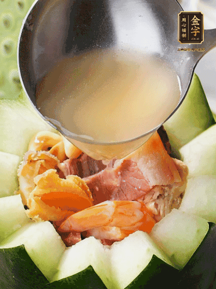 煮好后，盛入冬瓜盅。放入鍋中，可繼續(xù)燉煮，越燉越有味