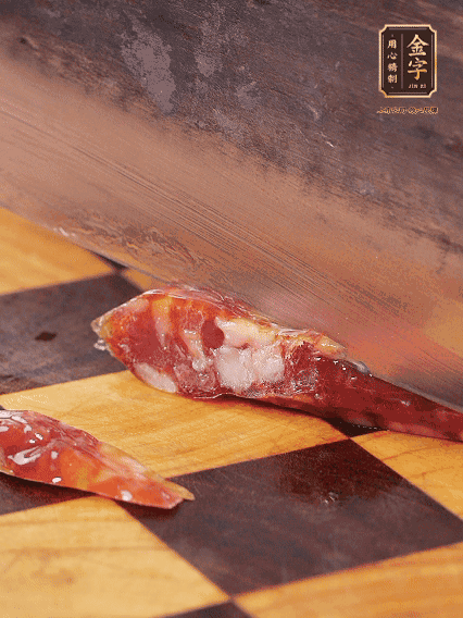 金字金華香腸切片，調制煲仔飯料汁：生抽2勺+蠔油1勺+1勺芝麻油+半勺糖