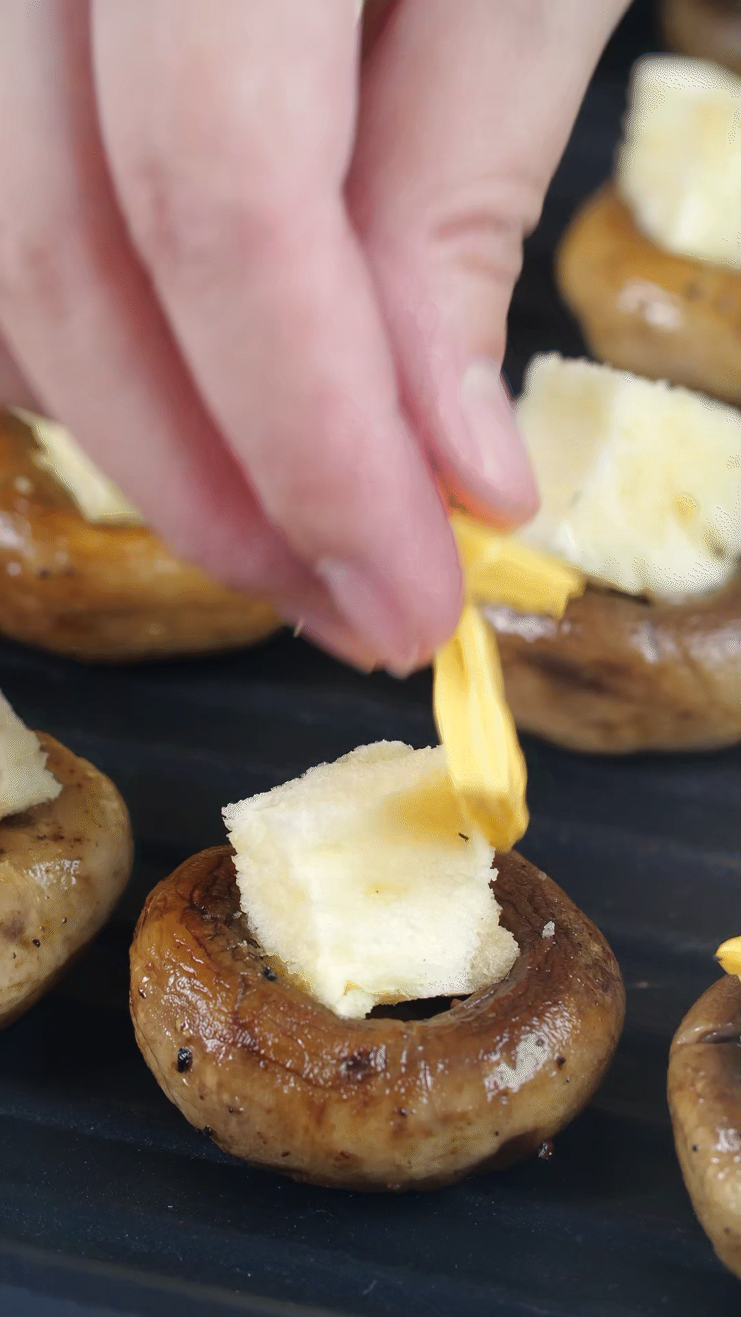 面包切小粒，放入口蘑凹處，蓋上芝士，烤箱180度烤10分鐘