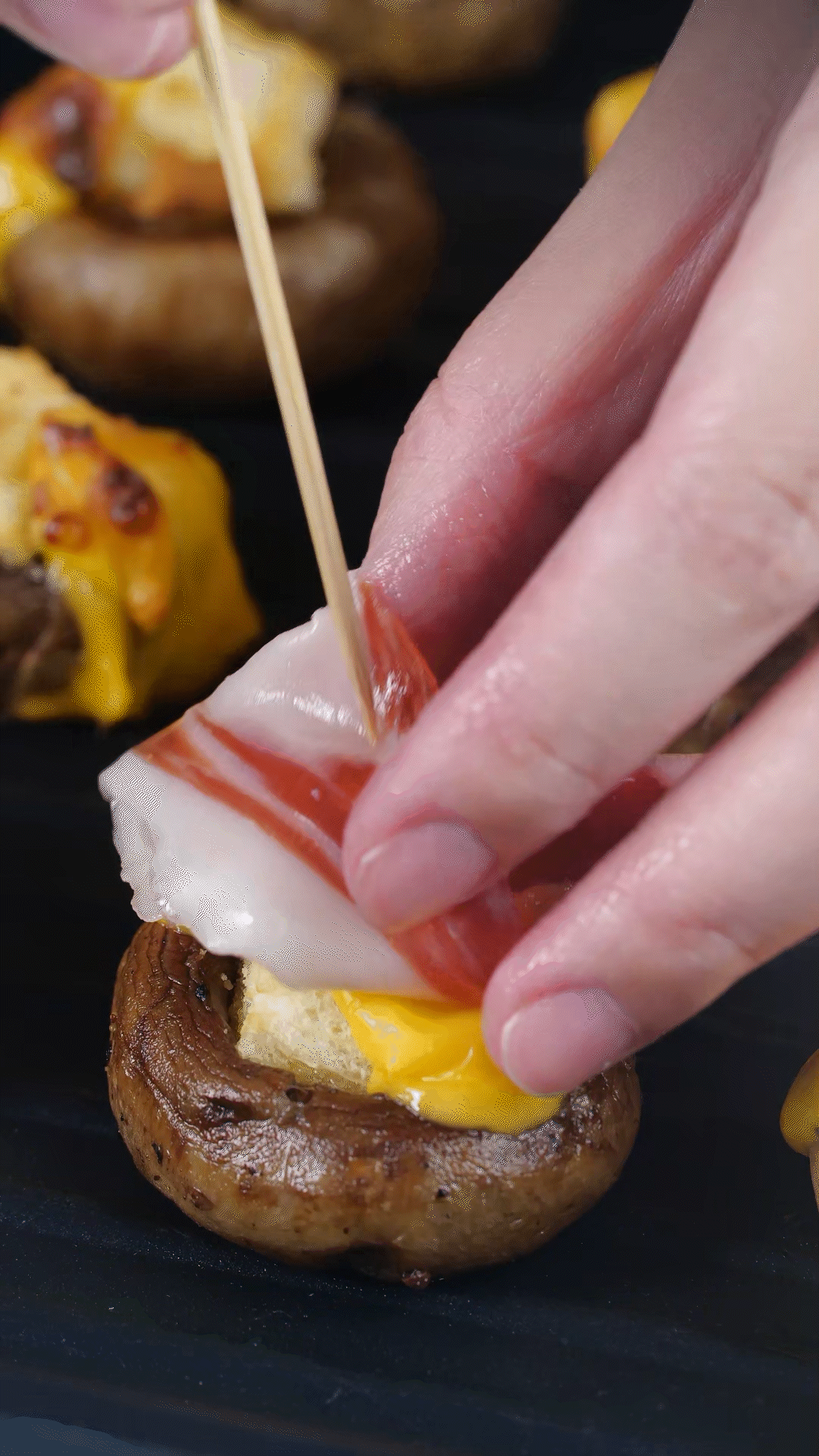 將火腿卷一卷，放在最頂部，插上竹簽