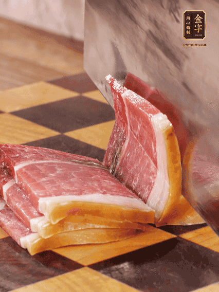 金字火腿切片，溫水浸泡5分鐘；肉皮泡發，切成小塊。