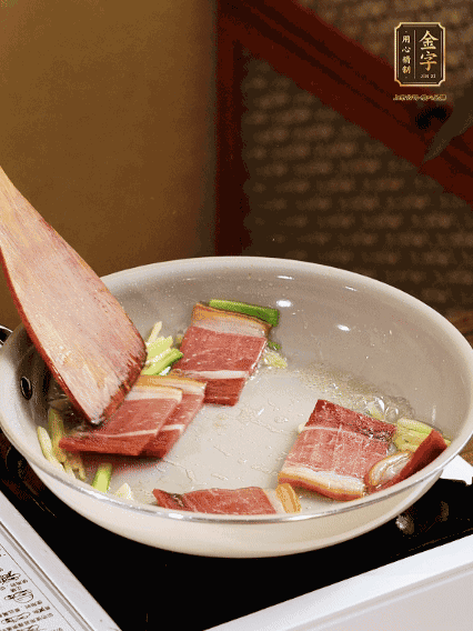 熱油下鍋，火腿、蔥姜蒜煸出香味備用