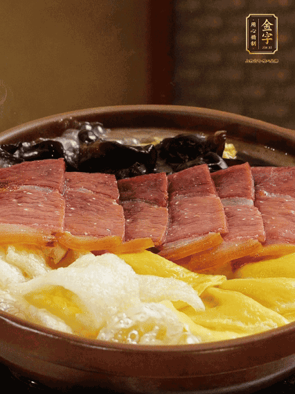 最后胡椒粉調味，撒小蔥花點綴