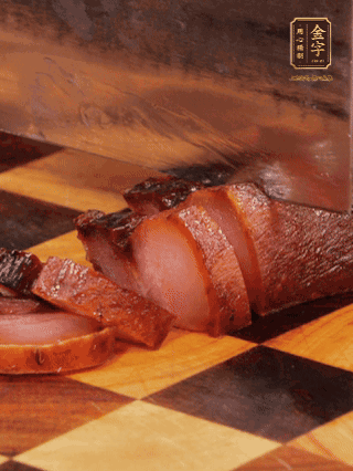 金字醬肉，煮熟切條；蓮藕去皮，切成條狀，焯水2分鐘