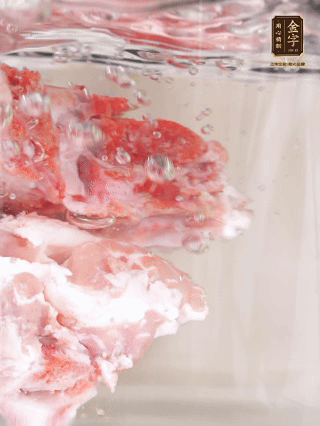 豬骨冷水下鍋，加蔥姜、料酒焯水4分鐘。