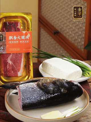 花鰱魚頭處理干凈（刮黑膜、除貼骨血、拔魚牙、剪魚鰭、刮凈魚肉表面雜質），從中間劈開成兩半，擦干水分